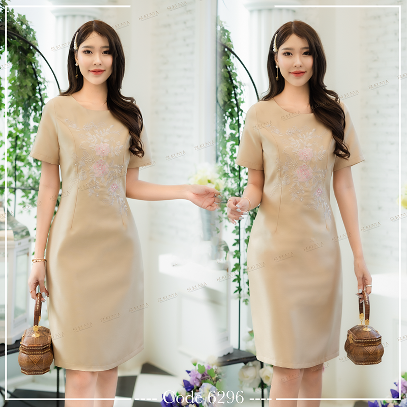 kudapy เดรสสั้นสีชมพู/สีน้ำตาลอ่อน ผ้าไหมญี่ปุ่นอัดกาว มีซับในและซิปหลัง ปักลายดอกไม้ดูสวย ทันสมัย