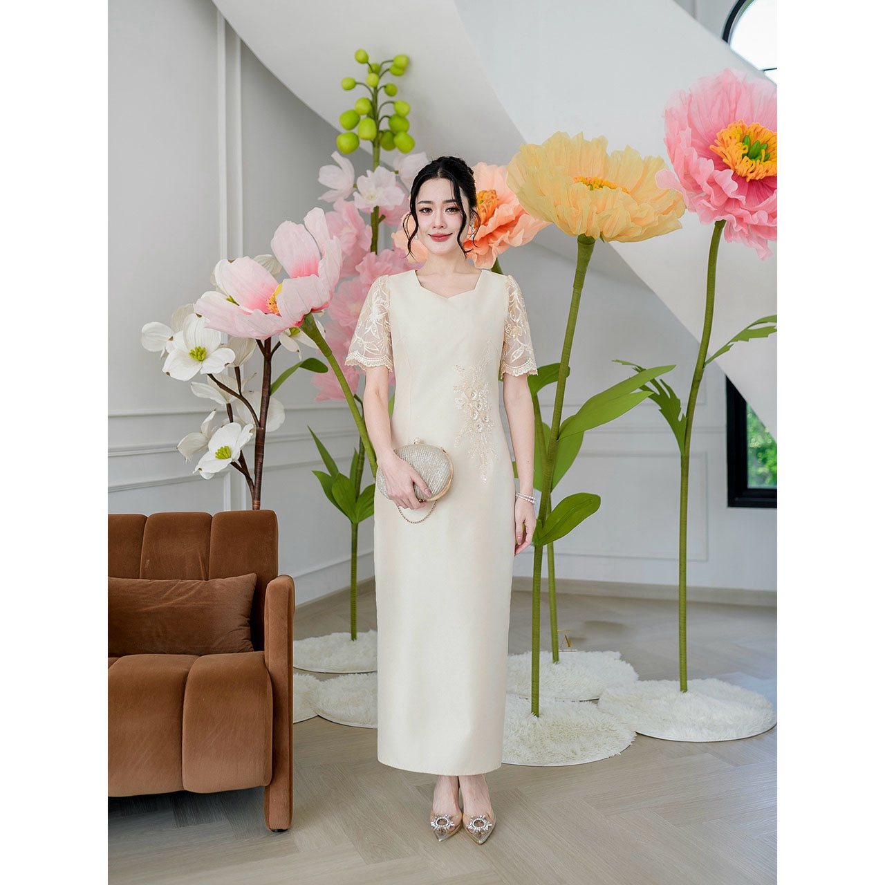 kudapy เดรสผ้าไหมอัดกาวทั้งชุด งานทรงตรงสวยเรียบหรู ด้านหลังกระโปรงผ่า แต่งลูกไม้แต่งเลื่อมช่วงแขนและตกแต่งดอกไม้ประดับช่วงเอว