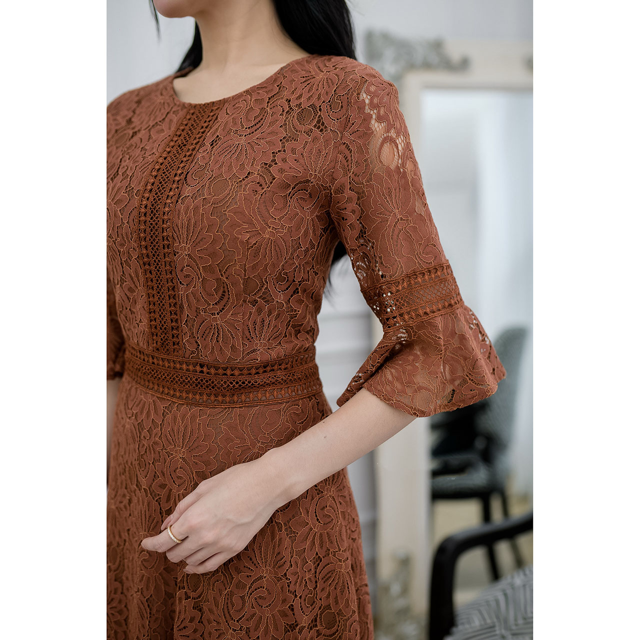 kudapy เดรสยาวสีกรม/สีน้ำตาล ผ้าลูกไม้ทั้งชุด แต่งคาดด้วยลูกไม้ช่วงเอว และแขนแต่งระบาย