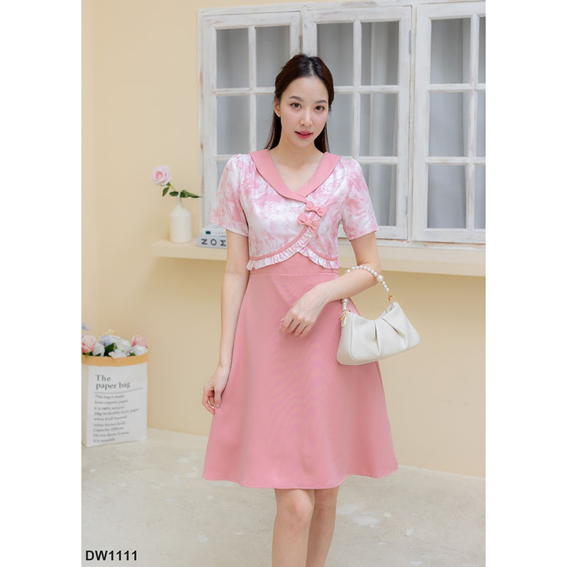 kudapy เดรสสั้นคอวีสีชมพู/สีเทา/สีน้ำตาล แขนสั้น เดรสทรงบานแต่งเสื้อลาย ติดโบว์ 2 ชิ้น S M L XL