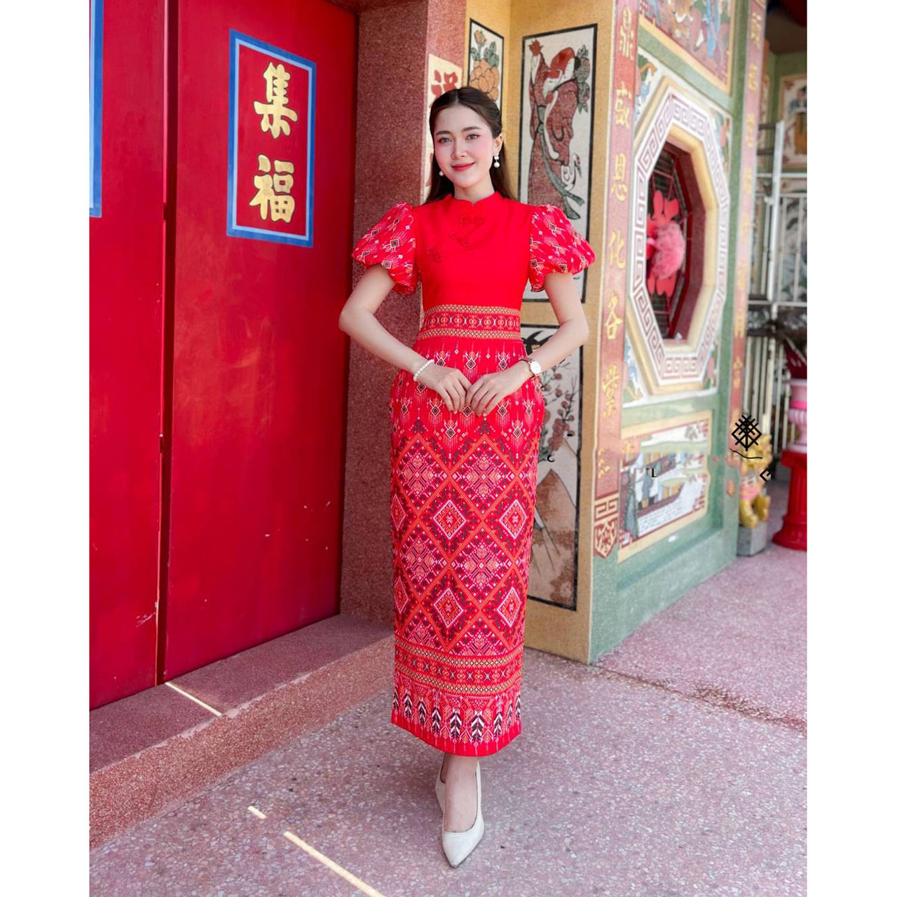 kudapy ชุดเดรสยาวสีแดง ชุดกี่เพ้าผ้าลายไทย อัดผ้ากาว ลวดลายสวยคมชัด ไตล์กี่เพ้า รับรองดูดีดู