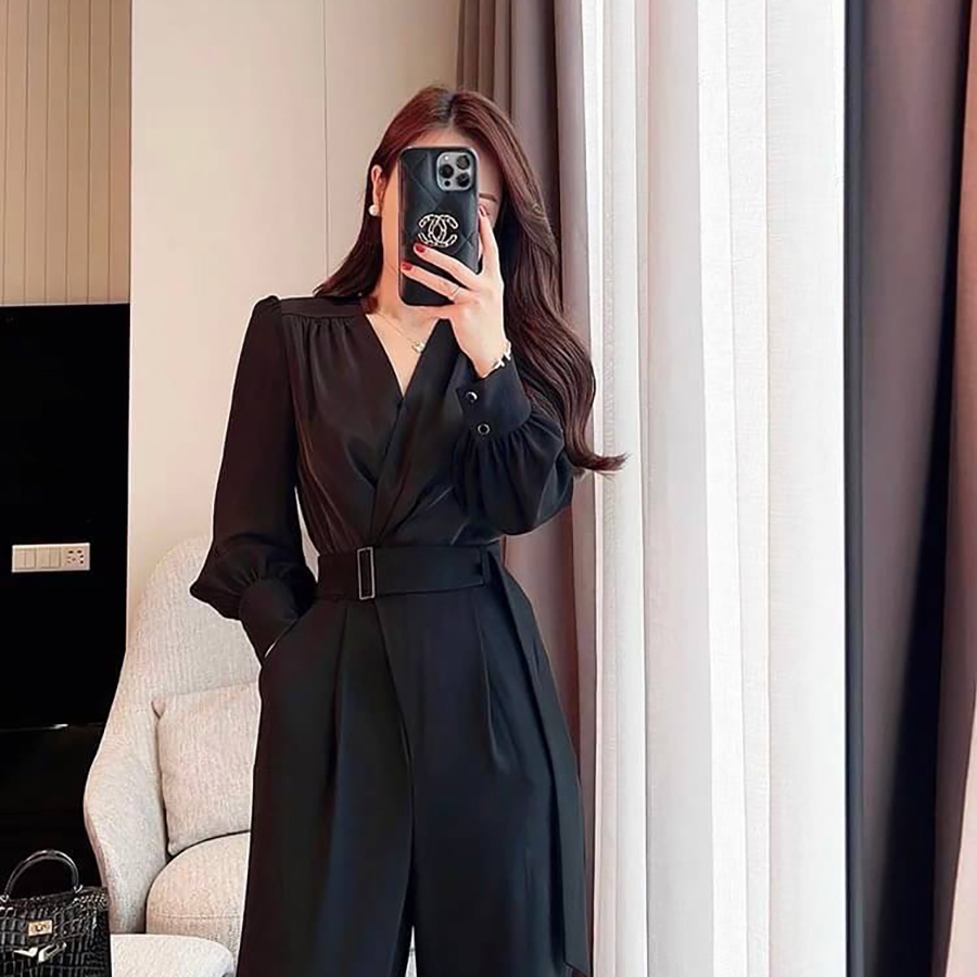 kudapy จั้มสูทขาวยาวสีดำ สีขาว เสื้อชีฟองผ้าพริ้วๆ เย็นใส่สบายมากค่ะ กางเกงมีซับในขาสั้นอย่างดี กระเป๋าจริง เสื้อมีฟองน้ำเสริมที่อก ซิปด้านหลัง