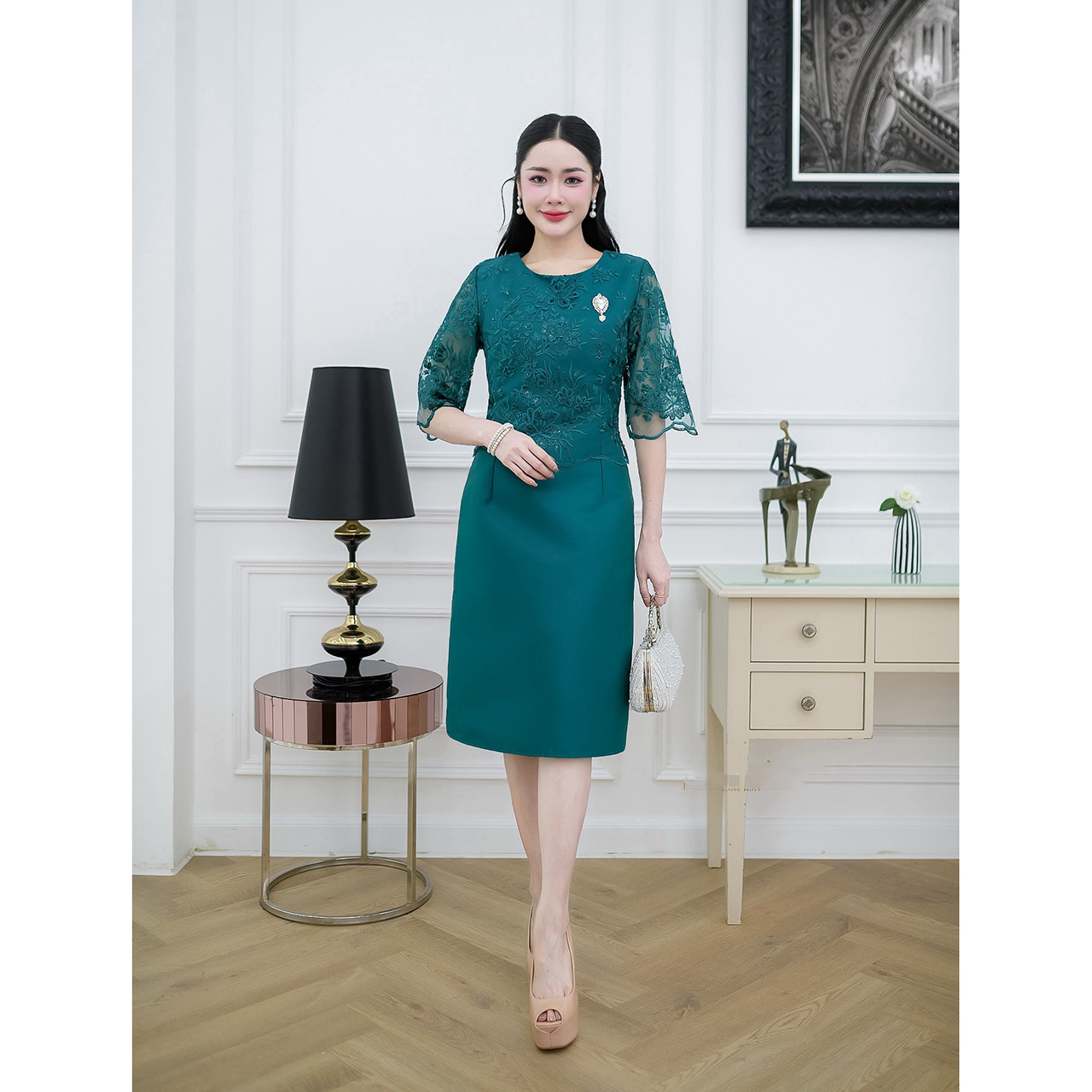 kudapy เดรสผ้าไหมแต่งลูกไม้ช่วงบนดีไซน์แขนยาวทรงสวยสุภาพ แต่งกระดุมด้านหน้าเรียงตัวสวย/เดรสผ้าไหมช่วงบนดีไซน์เย็บคลุมด้วยลูกไม้ซีทรูปักลายดอกไม้สวยหวาน