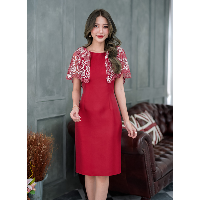 kudapy เดรสสั้นสีแดงเลือดหมู/สีฟ้า/สีกรม/สีชมพู เดรสผ้าไหมญี่ปุ่นดีไซน์ช่วงบนเป็นแบบงานผ้าลูกไม้เงาปักลาย ดีไซน์คลุมไหล่ระบายแบบเก๋ๆ