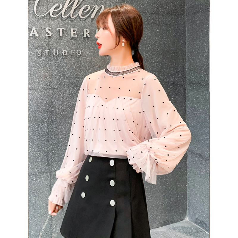 kudapy เสื้อสีชมพูอ่อนผ้ามุ้ง ลายจุดเล็กๆๆสีดำ แขนยาว ปลายแขนเสื้อจั๊ม แขนเสื้อเป็นผ้ามุ้งซ้อนกัน 2 ชั้น