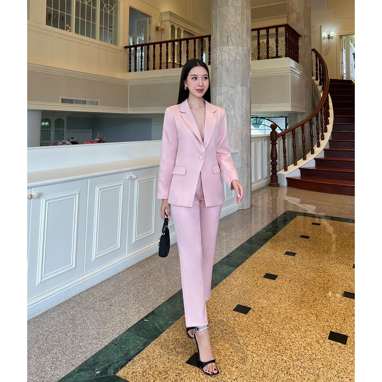 kudapy ชุดเซ็ท Blazer+กางเกง ผ้าดี เสื้อสูทมีซับในอย่างดี แต่งกระดุมผ้าเดียวกับสีชุด คู่กับกางเกงขายาวใส่สบาย