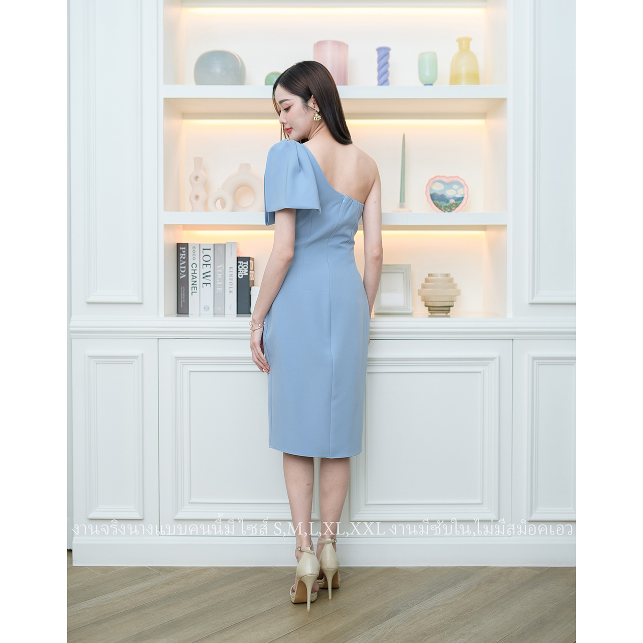 kudapy เดรสสั้นสีขาว/สีฟ้า/สีแดง สวยออกงานทรงไหล่เบี่ยงแต่งโบว์น่ารักปนเซ็กซี่ มีซับในซิปหลัง