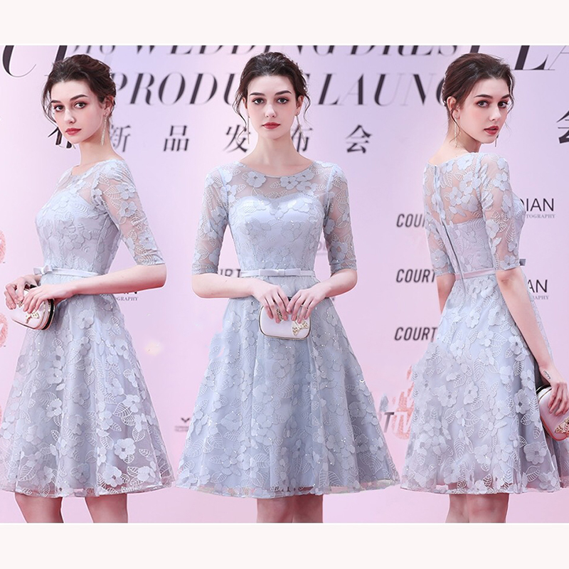 kudapy เดรสลูกไม้สีเทา แขนสามส่วน ไหล่ซีทรู อกเสริมฟองน้ำ เอวเย็บแต่งเข็มขัดโบว์ผ้าในตัว เนื้อผ้าลูกไม้ปักลายดอกไม้