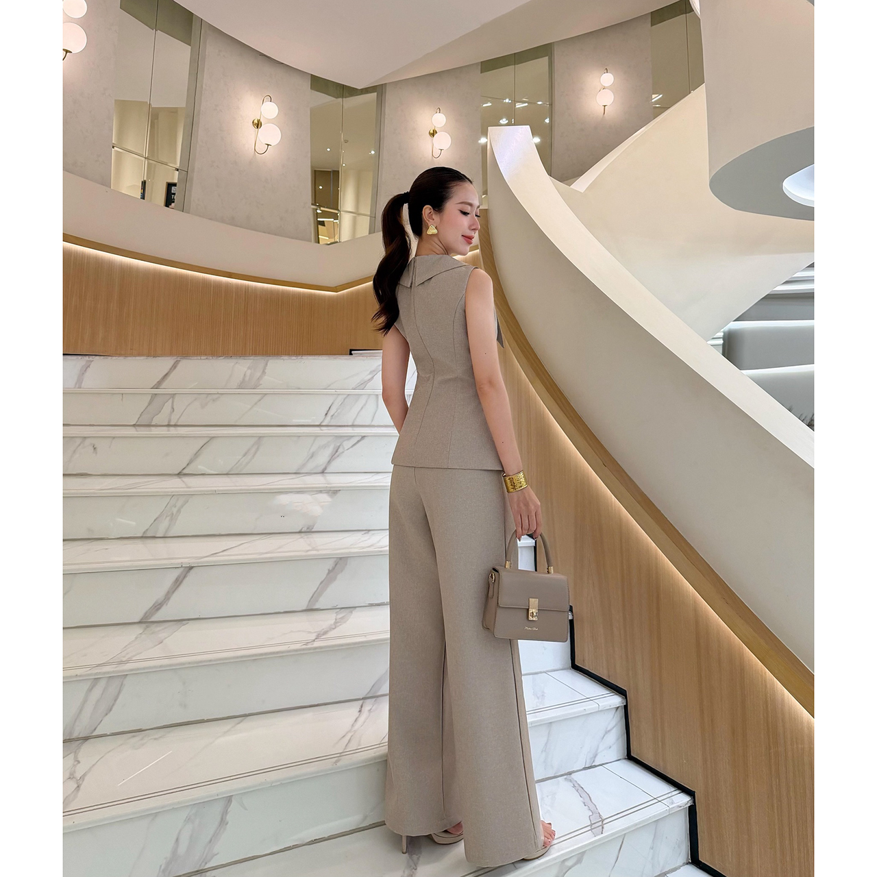 kudapy เซ็ตสุดหรูดูแพง ดีไซน์เรียบแต่แฝงความสง่างาม เหมาะสำหรับใส่ทำงาน ไดีไซน์เสื้อ ทรงเบลเซอร์แขนกุด ปกคอขนาดใหญ่เพิ่มมิต