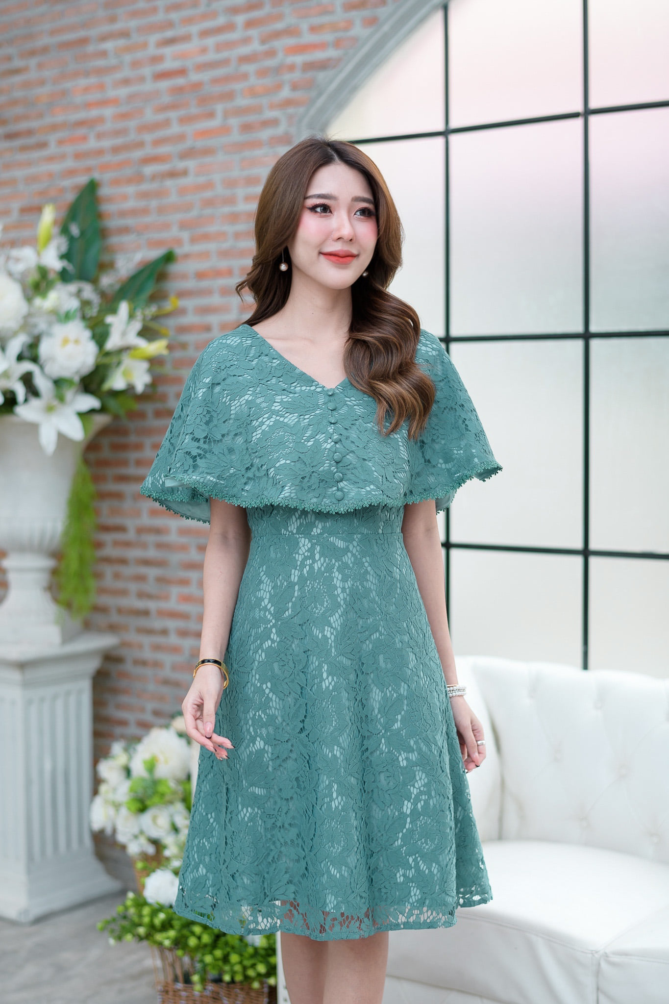 kudapy เดรสสั้นไปงานผ้าลูกไม้เนื้อนิ่มสีเขียว ,สีชมพูโอรส แต่งคลุมไหล่รอบตัวไปถึงด้านหลัง ด้านหน้าอกแต่งกระดุมตามแบบ