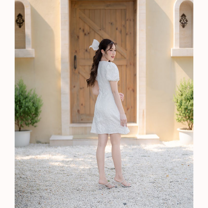 kudapy เดรสสั้นสีน้ำตาล/สีชมพู/สีขาว ทรงเข้ารูปกระโปรงบานผ้าอัดลายดอกนูน คอบัว แขนสม็อค ดีเทลผูกโบว์กลางอก น่ารักมาก