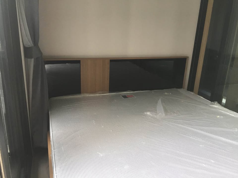 ปล่อยเช่า The Politan Rive (เดอะ โพลิแทน รีฟ) - โซนพื้นที่ MRT พระนั่งเกล้า 1ห้องนอน 1ห้องน้ำ 1ห้องนั่งเล่น - ขนาดห้อง 31 ตรม. ชั้น 52 - ให้เช่า 10,000 ต่อเดือน