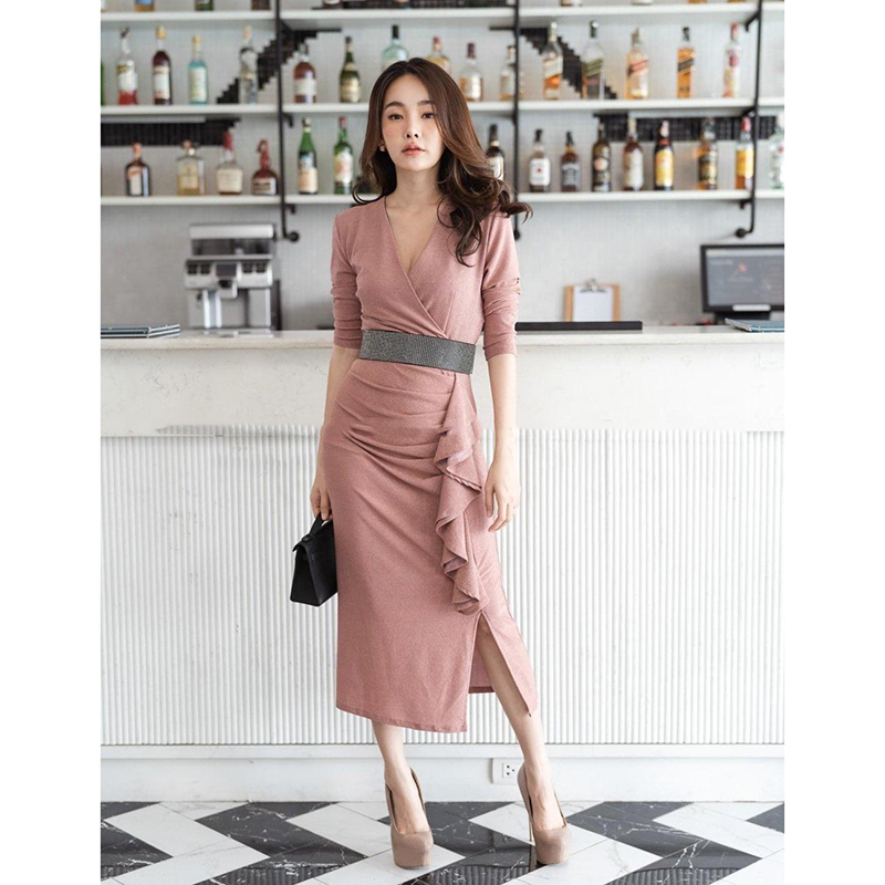 kudapy ชุดเดรสไปงานคอวีแขนยาว สีแดง/ทอง/ชมพู ไขว้หน้า ผ้ายืดทิ้งตัว เนื้อดีมากๆค่ะ ตัวเนื้อผ้าผสมกลิตเตอร์นิดๆ แต่งระบายข้าง