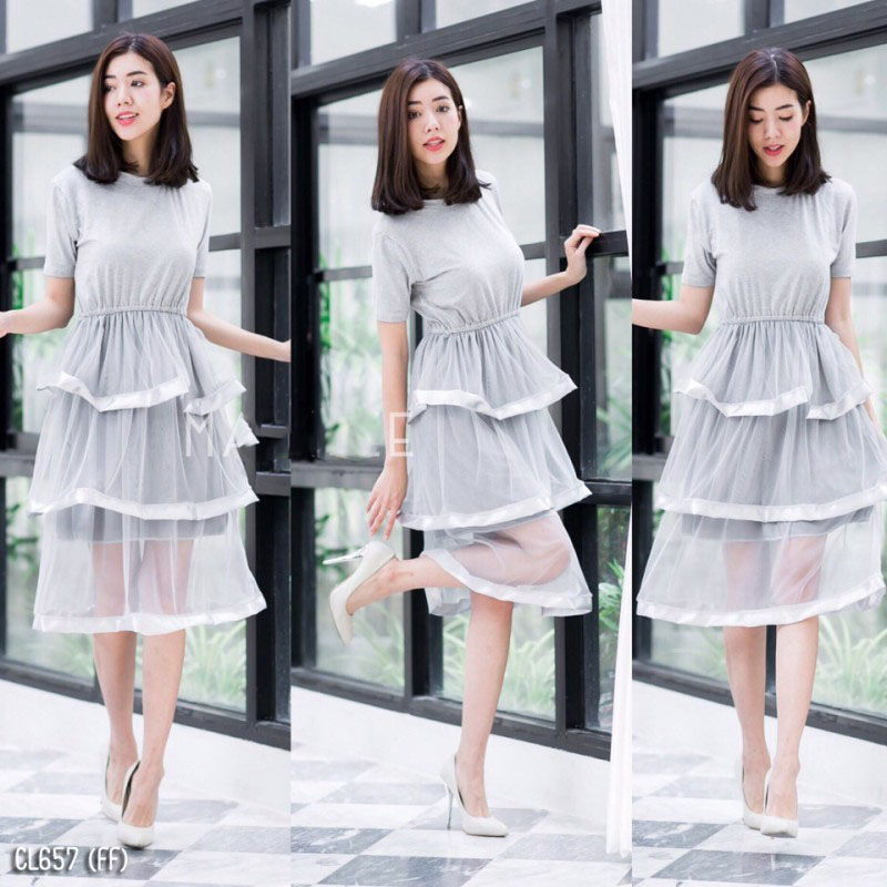 kudapy เดรสสีขาว ,กรม เทา, แดง, ดำ ชั้นๆฟรุ้งฟริ้ง ใส่สบายไม่ซ้ำใครจ้าเอวดึงยางรอบเอว เนื้อผ้าเรย่อน แต่งผ้ามุ้ง