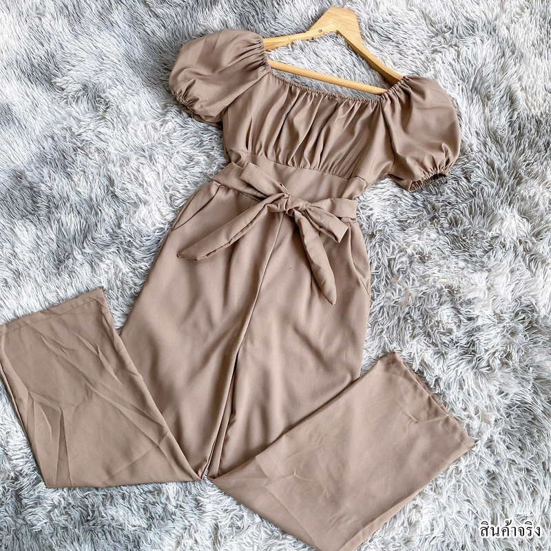 kudapy จั้มสูทสีแดง/สีน้ำตาลขายาว แขนพอง ช่วงอกจับจีบ เอวมีเชือกผูกเก็บทรงสวย งานเนื้อผ้าซาร่าซิปหลัง