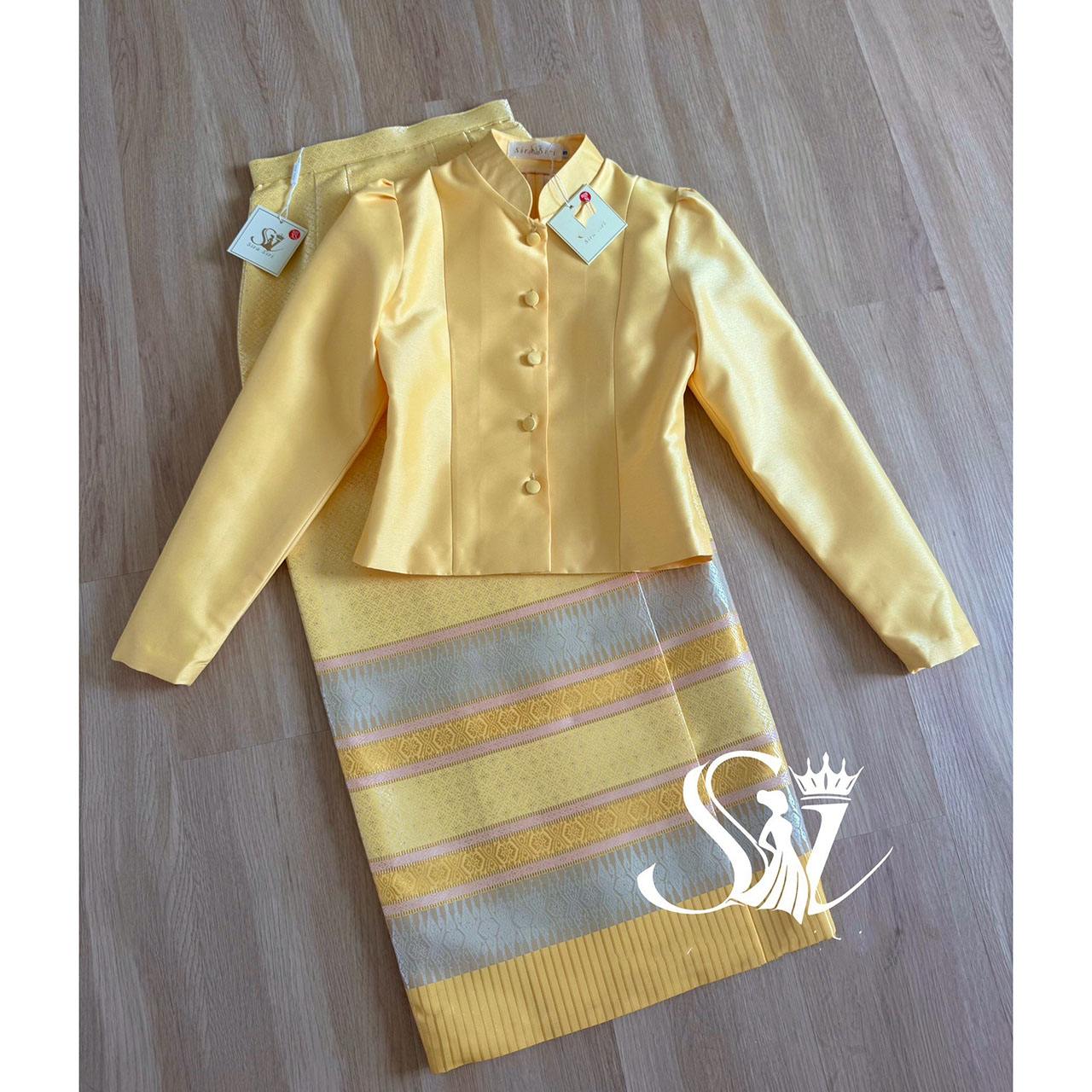 kudapy ชุดไทยจิตรลดาสีเหลืองละมุน ดีเทลแขนยาว คอจีน กระดุมหน้า งานผ้าไหมอิตลลี่ ผ้าถุงสำเร็จรูป อัดกาว ซิปหลัง