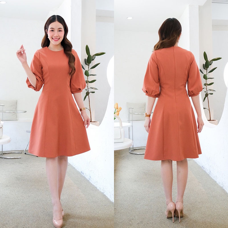 kudapy เดรสสั้นสีชมพูเข้ม/สีครีมเบจ/สีชาไทย คอกลม แขนสามส่วน ปลายแขนจีบบอลลูน ช่วงตัวตีเกร็ดเอว เข้ารูป กระโปรงบาน พรางสะโพก ซิปหลัง ใส่ง่าย