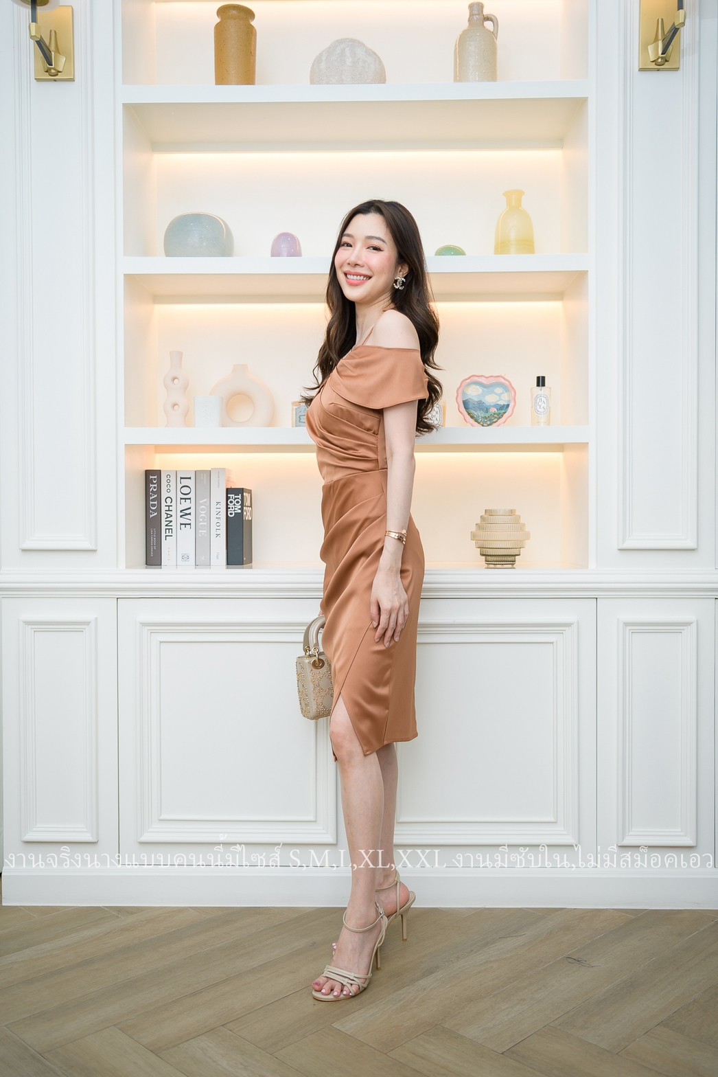 kudapy เดรสสั้นสีไวน์แดง/สีน้ำตาลอิฐ/สีชมพู ชุดราตรีสั้นปาดไหล่พรีเมี่ยมเกรด