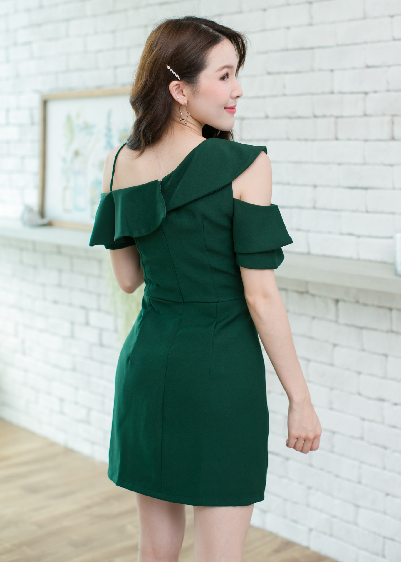 เดรสสั้นไหล่เฉียงสีเขียว จับจีบระบายที่คอ