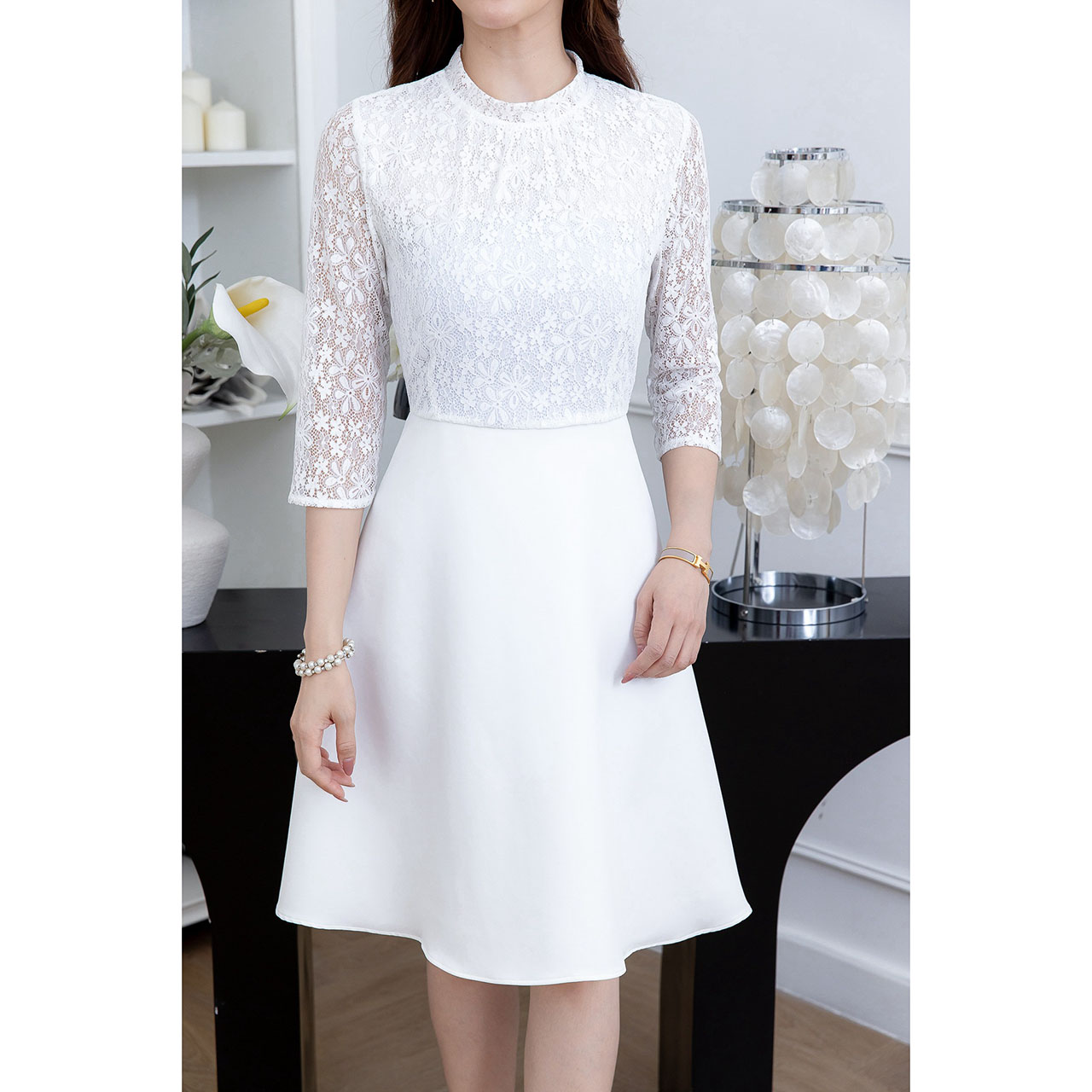 kudapy เดรสสั้นสีขาว/สีดำ ลูกไม้แขนห้าส่วน ตัดต่อกระโปรงผ้าพื้น ช่วงคอจับจีบ ลูกไม้และผ้าพื้นคุณภาพ ใส่สบาย