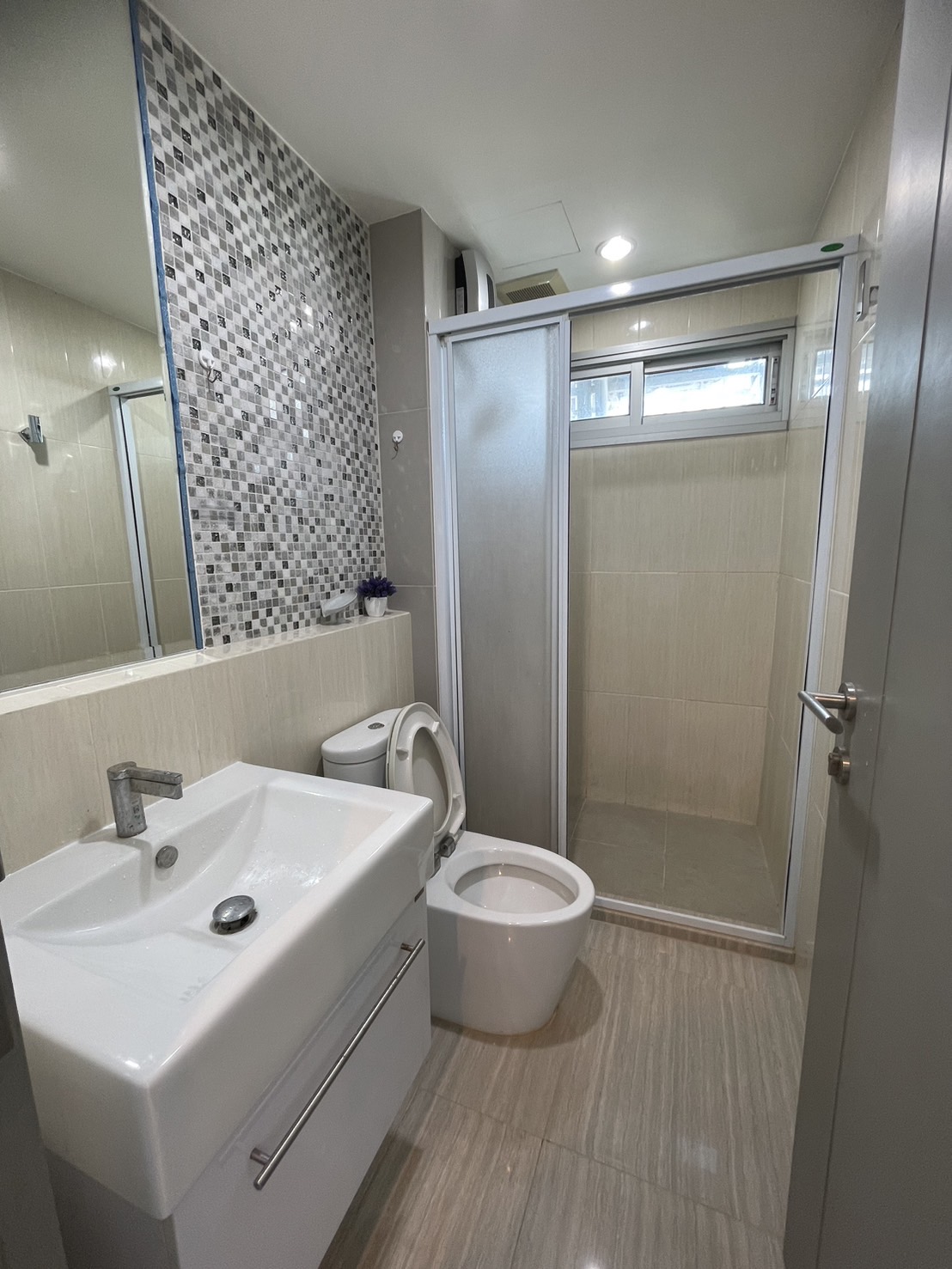 คอนโด Life Ratchadapisek (ไลฟ์ รัชดาภิเษก) High Rise โซนพื้นที่ MRTห้วขยวาง ให้เช่าห้องแบบ 2ห้องนอน 2ห้องน้ำ ขนาดห้อง 56 ตรม. ชั้น 24 ตึก B