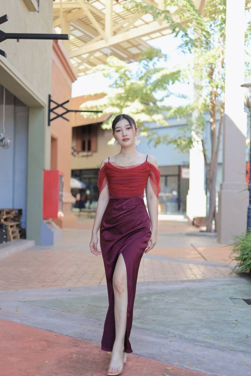 kudapy เดรสยาวออกงาน ปาดไหล่ แต่งสายเดี่ยว เดรสผ้าเครปซาตินเนื้อนิ่มลื่น S M L XL 2XL ยาว 58 นิ้ว