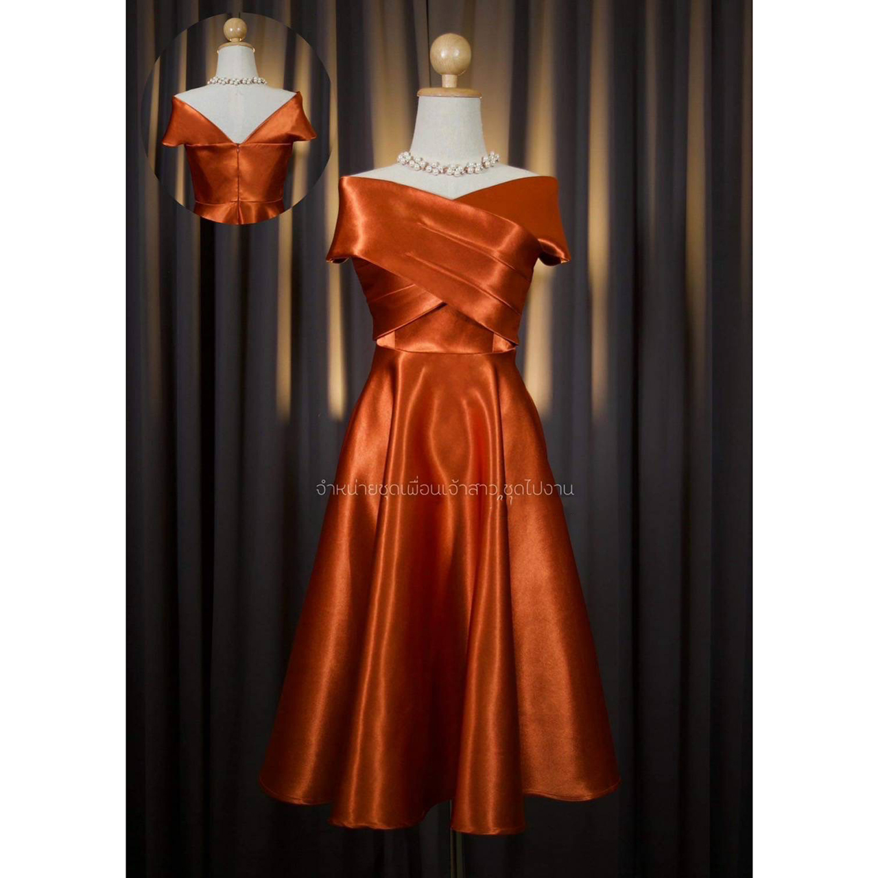 kudapy เดรสสั้นสีชมพู/สีทอง/สีฟ้า/สีเขียวเข้ม/สีส้มอิฐ/สีกรม เปิดบ่าไขว้อกใหญ่ กระโปรงบาน ซิปหลังยาว