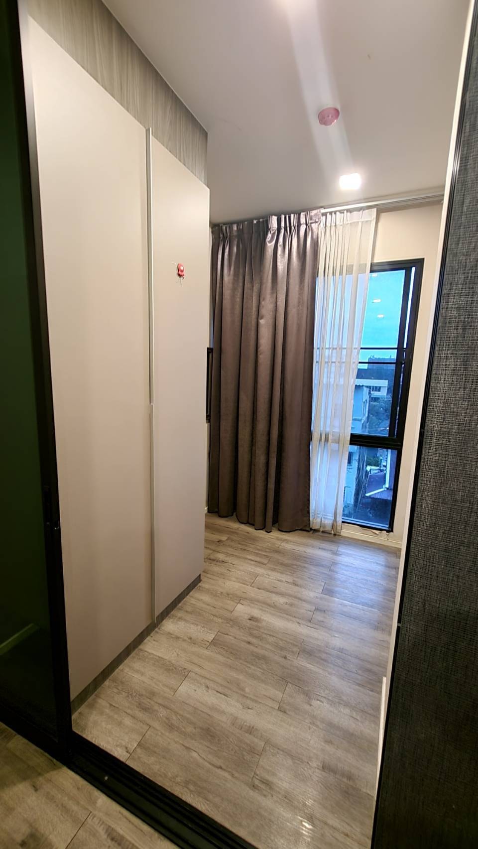 ห้อง 1 ห้องนอน plus Brown Ratchada 32 (บราวน์ รัชดา 32 ) ให้เช่าตกแต่งน่าอยู่พร้อมเครื่องซักผ้า สอบถามแอด Line ID : Smile-easy