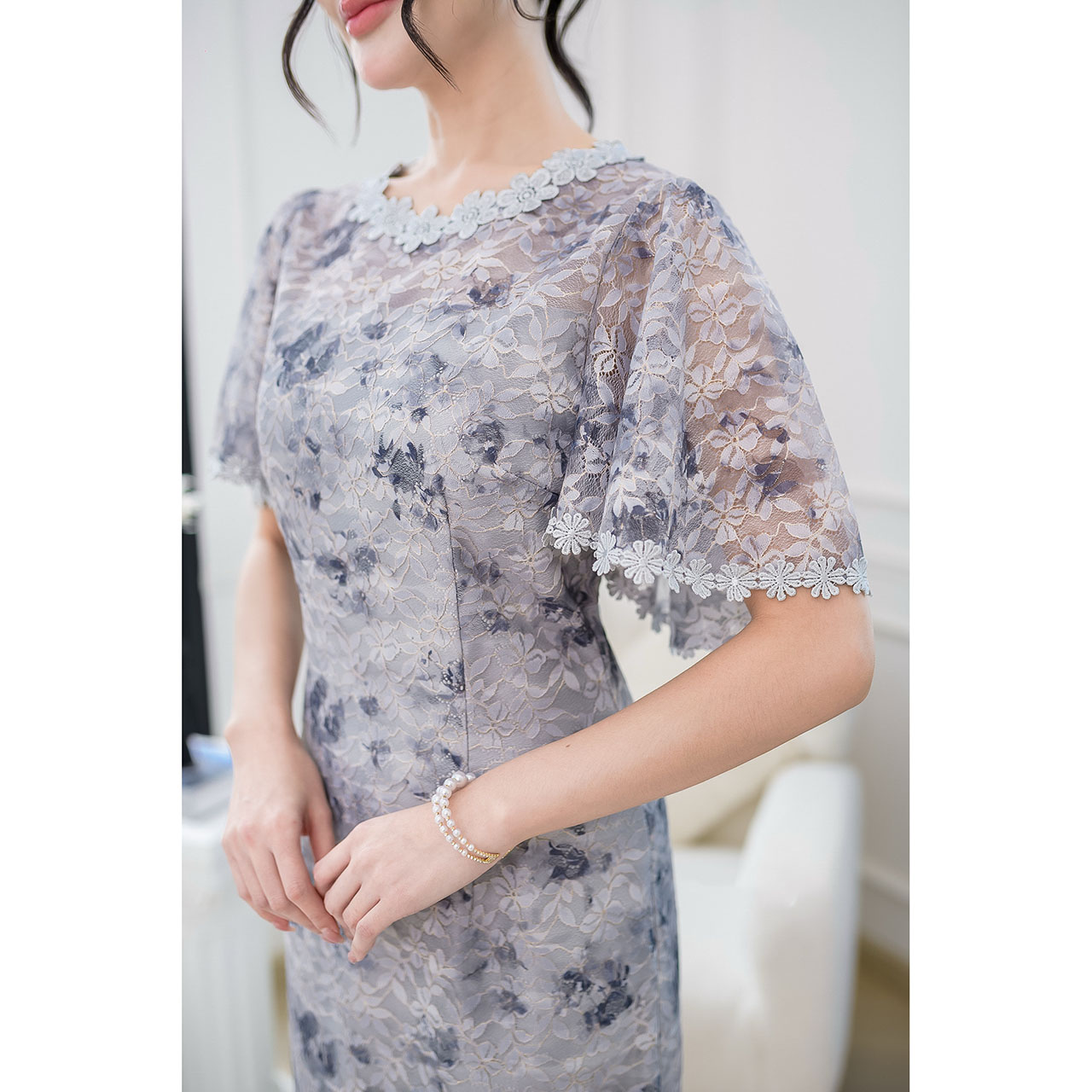 kudapy เดรสผ้าลูกไม้รุ่นนี้ผ้างานจริงจะสวยกว่าในรูปมากๆนะคะ เป็นงานผ้าลูกไม้เนื้อนิ่มทอผสมดิ้นทองอ่อนตามลายดอกไม้