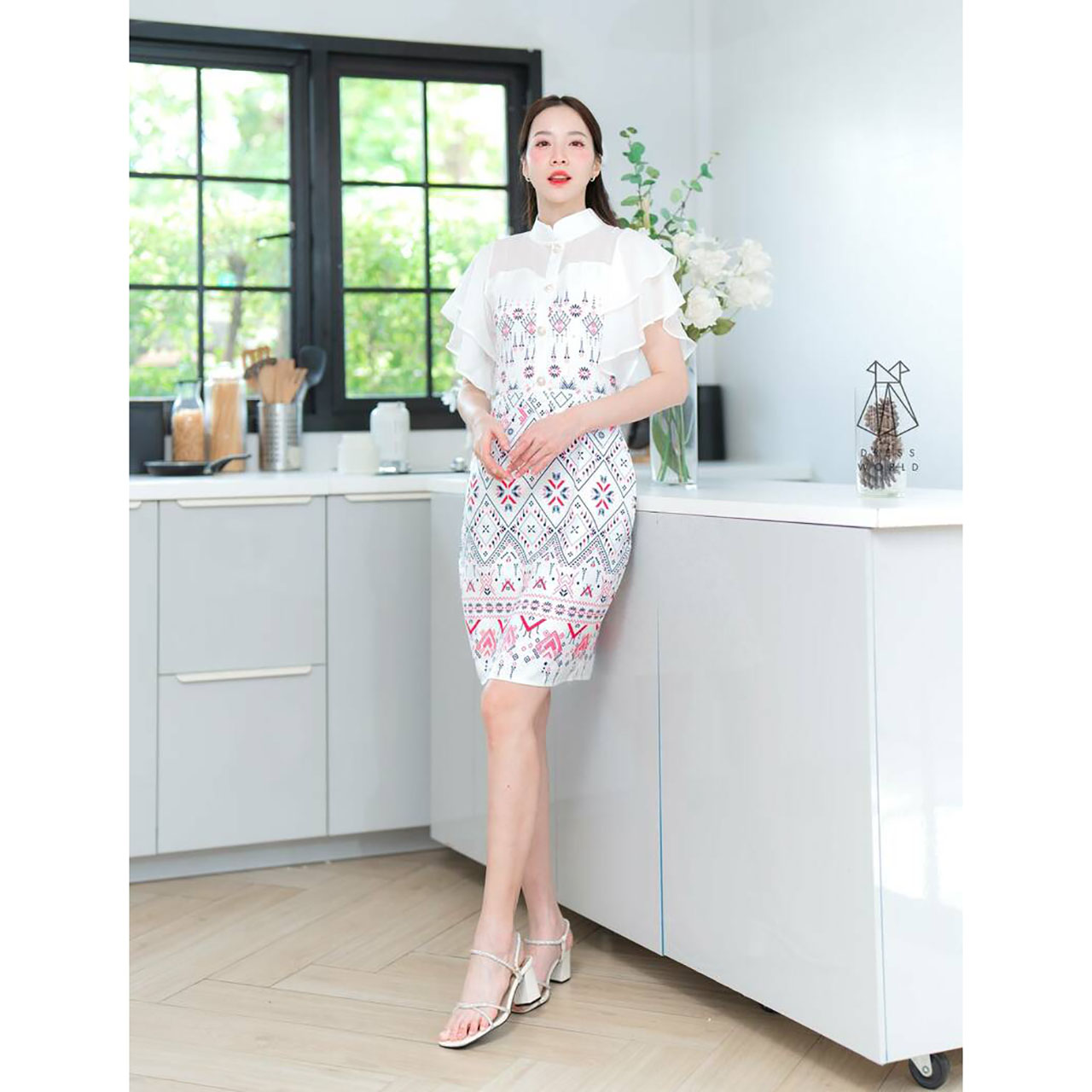 kudapy เดรสสั้นสีฟ้า/สีกรม/สีแดง/สีขาว ผ้าลายไทย ไหล่ลูกไม้หัวใจ