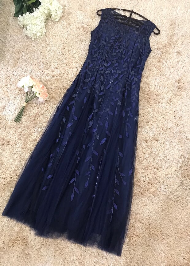 ชุดราตรีสีน้ำเงิน ผ้าลูกไม้ปักลายใบไม้แต่งด้วยเหลือบดิ้นสีน้ำเงิน M L XL