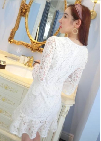 kudapy ชุดเดรสสั้นผ้าลูกไม้สีขาวแขนยาวปลายปากกว้างกระโปรงทำระบายสวยหรู