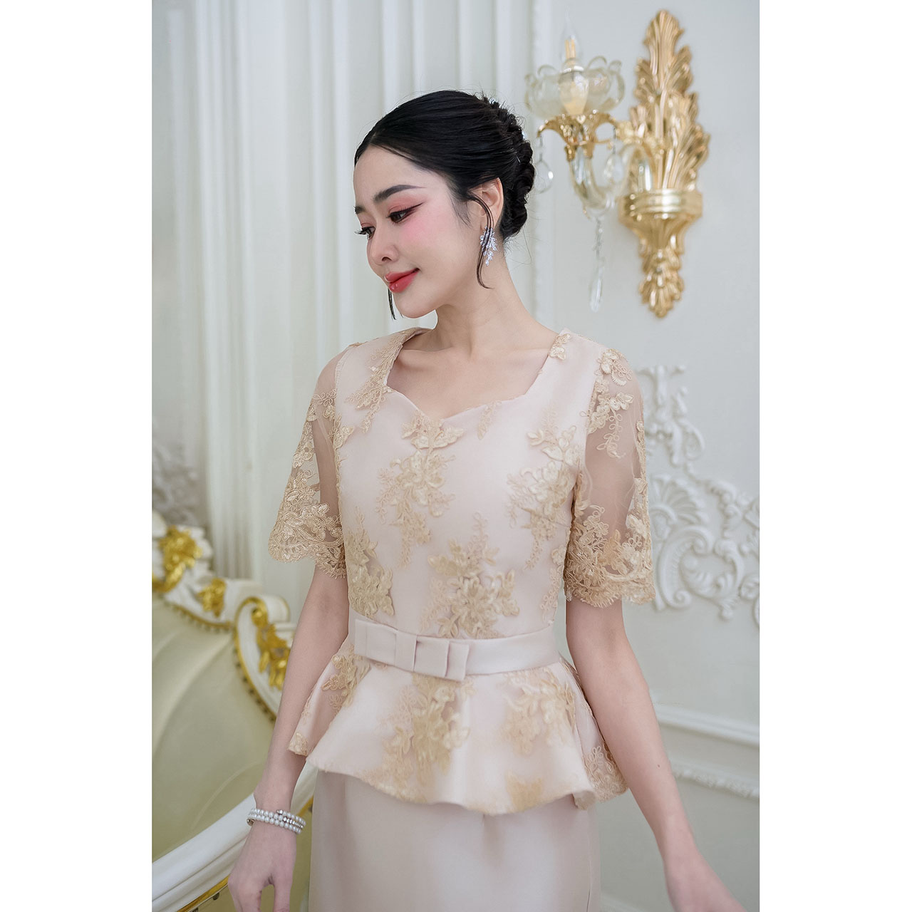 kudapy เดรสยาว ผ้าไหมทั้งชุด ด้านบนเป็นงานแต่งด้วยลูกไม้คอร์ด เดรสทรงสวยเป็นงานเอวระบายรอบตัวหน้าสั้นหลังยาว