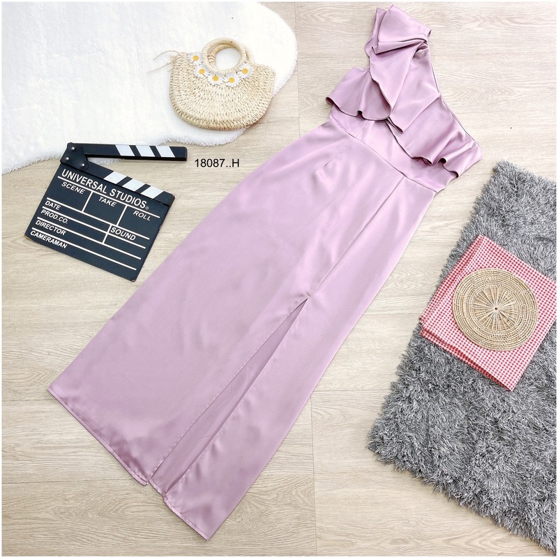 kudapy Maxi Dress แม็กซี่เดรสยาวสีกรม/สีชมพู/สีน้ำตาล/สีเทา/สีแดง ชุดออกงาน เดรสไหล่เบี่ยง ระบาย งานซิปหลัง ผ้าซาร่าเงา