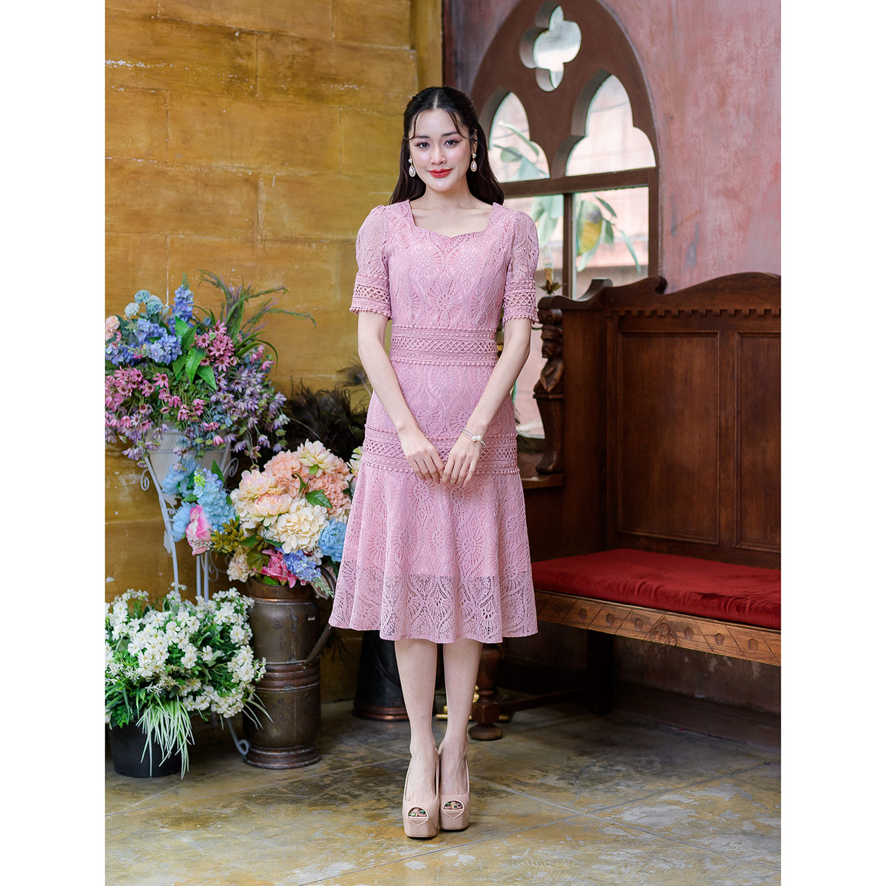 kudapy เดรสสั้นสีชมพู ลูกไม้ผ้าดีเนื้อนิ่ม ลายสวย ดีเทลแต่งลูกไม้คาดช่วงเอว และสะโพก