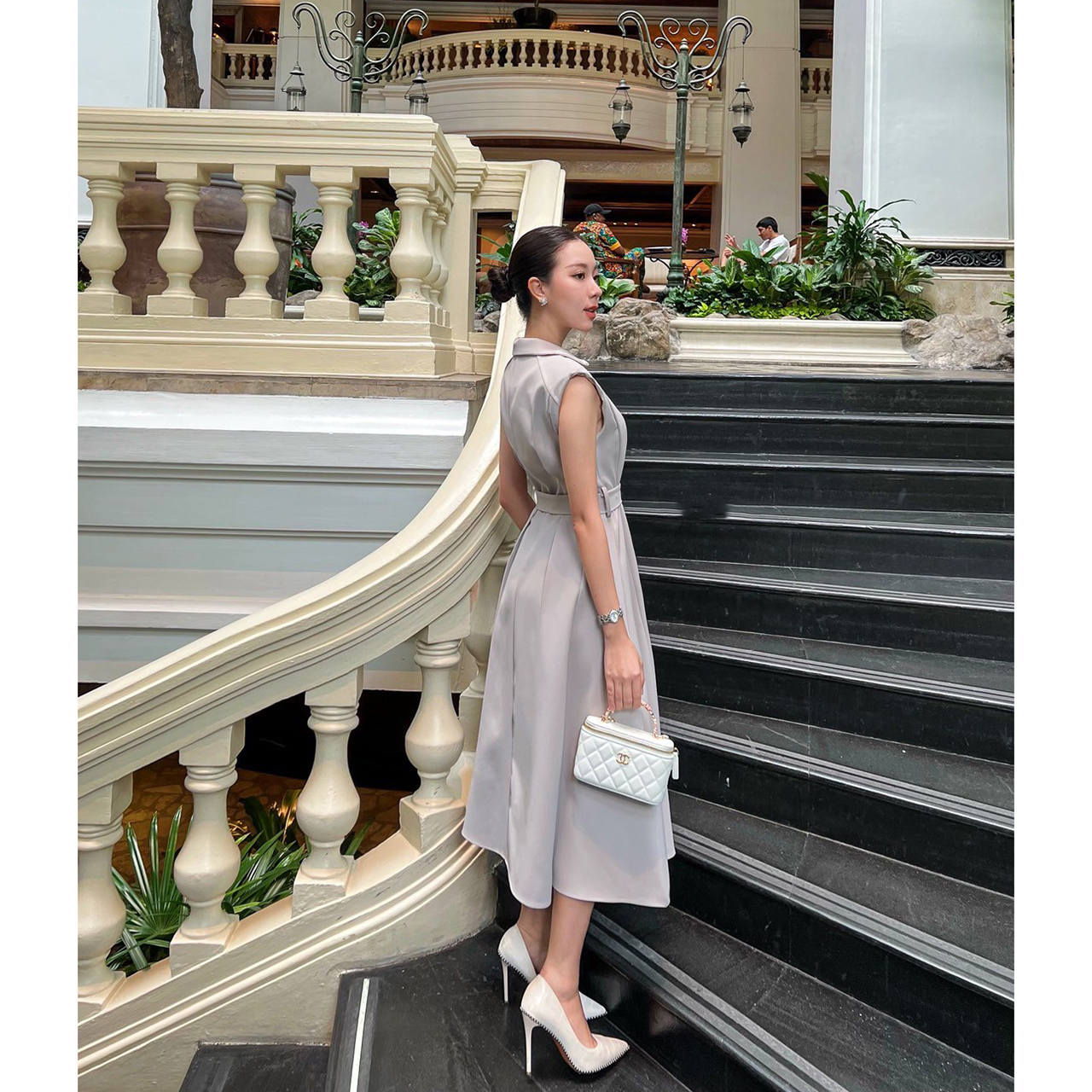 kudapy เดรสสูททรงสวยคลาสสิค ผ้านุ่มใส่สบาย มีความทิ้งตัว เดรสมีซับในทั้งตัว กระเป๋าจริง กระดุมจริง มาพร้อมกับเข็มขัดสามารถปรับได้