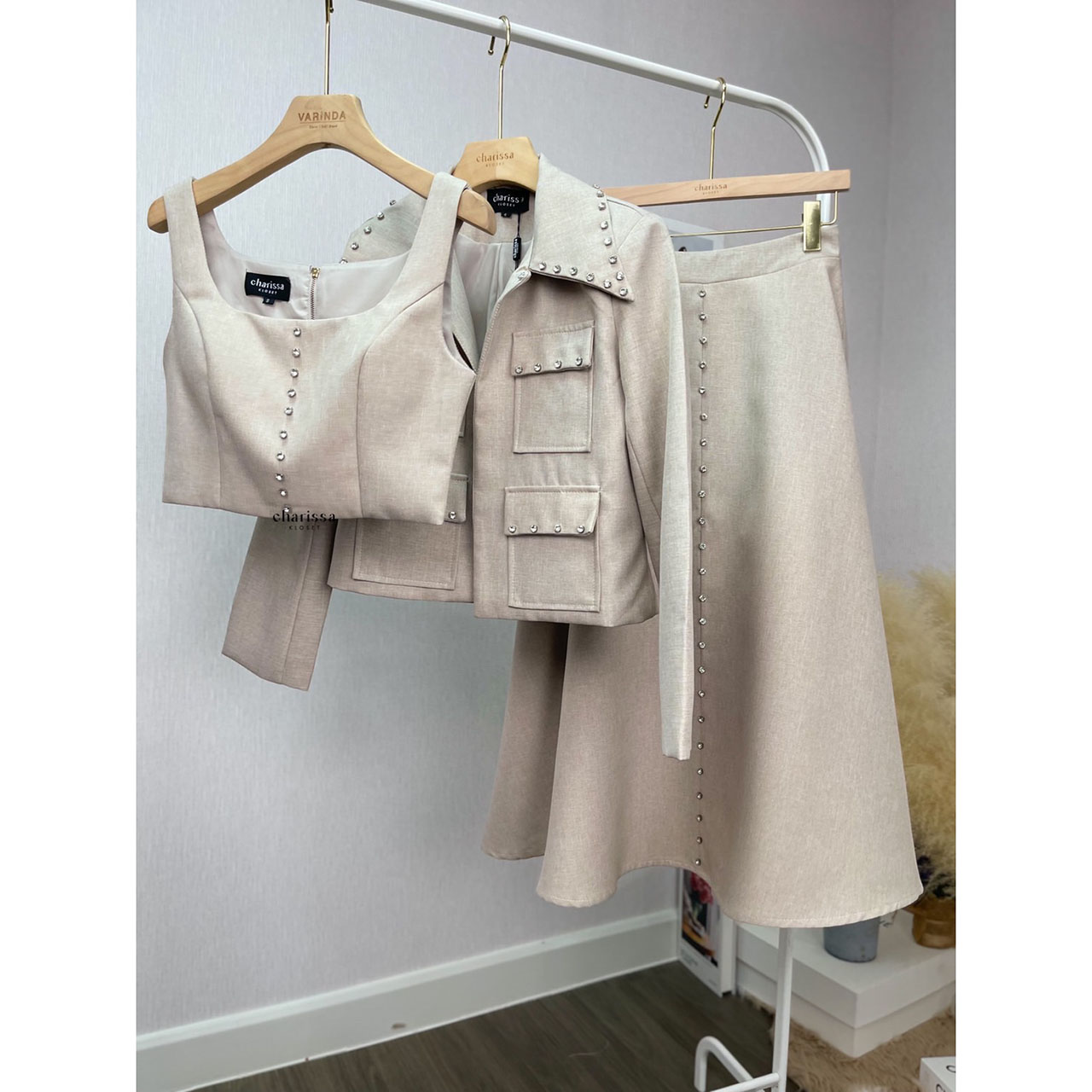 kudapy ชุดเซ็ท 3 ชิ้น เสื้อครอป+กระโปรงยาว+เสื้อคลุม ดีไซน์เกร๋มาก สวยตะโกน เสื้อคอปกตกแต่งด้วยเพชร กระดุมจริง มีซับในอย่างดี กระเป๋าจริงด้านหน้าทั้งสองข้าง