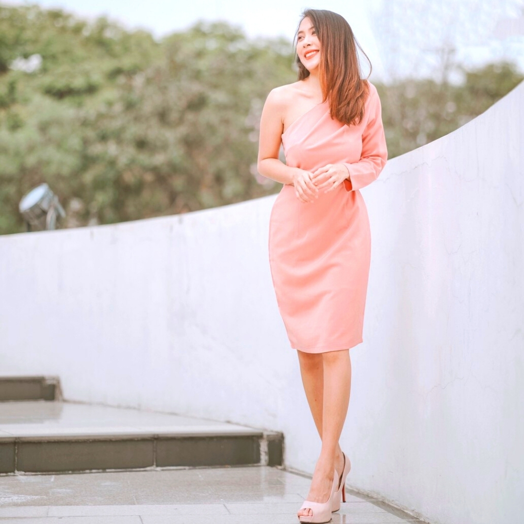 kudapy ชุดไปงานแต่งงานสีชมพู,สีแดง,สีกรมท่า เดรสสั้นไหล่เฉียงข้างแขนยาว เรียบหรู สวย ดูดี ใส่เป็นชุดราตรี ชุดออกงาน