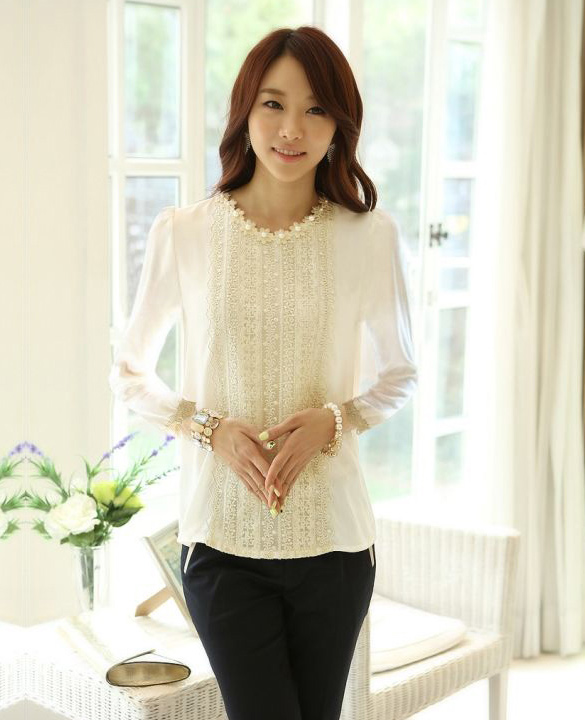 kudapy เสื้อลูกไม้สีขาว ชีฟองแขนยาว คอกลม ประดับช่วงคอและตัวเสื้อดด้วยลวดลายลูกไม้สวยเก๋