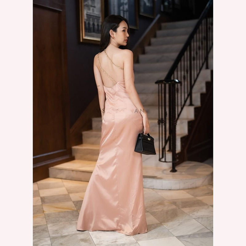 kudapy ชุดเดรสยาวสีน้ำตาล/สีชมพู ออกงานผ้าวาเลนเนื้อดีมากๆค่ะ ดีไซร์เก๋มาก แต่งสายโซ่พาด