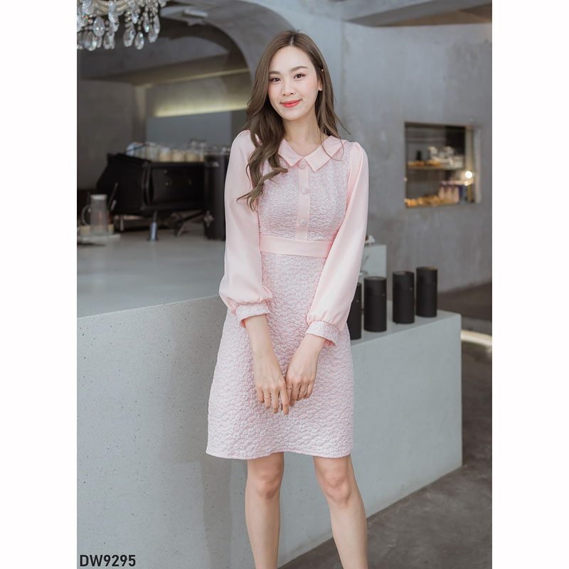 kudapy เดรสสั้นสีแดง/สีชมพู/สีฟ้า ผ้าทอลายนูนแขนยาว