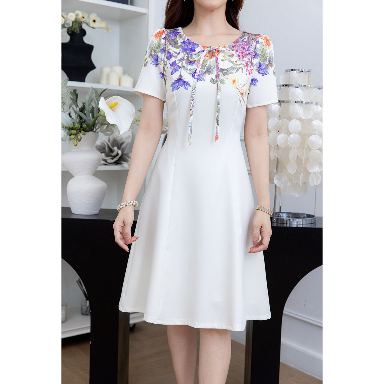 kudapy เดรสสั้นสีครีม พิมพ์ลาย ทรงเรียบ ใส่สบาย เก็บทรงช่วงเอว เล่นลายเชิงช่วงไหล่และแขน ดีเทลผูกโบว์