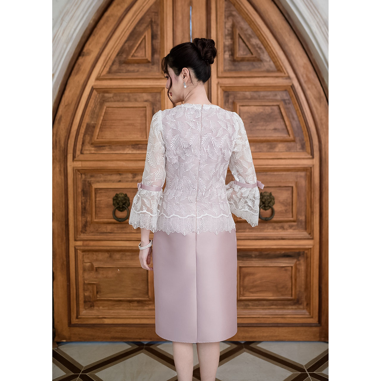 kudapy เดรสสั้นสีทูโทน(ชมพูอ่อน/ขาว)/สีชมพู/สีเหลืองทอง ผ้าไหมแขนยาวระบาย เป็นงานผ้าตาข่ายปักลาย ลายเรียบหรูลายใบไม้เรียงรายสวยงาม