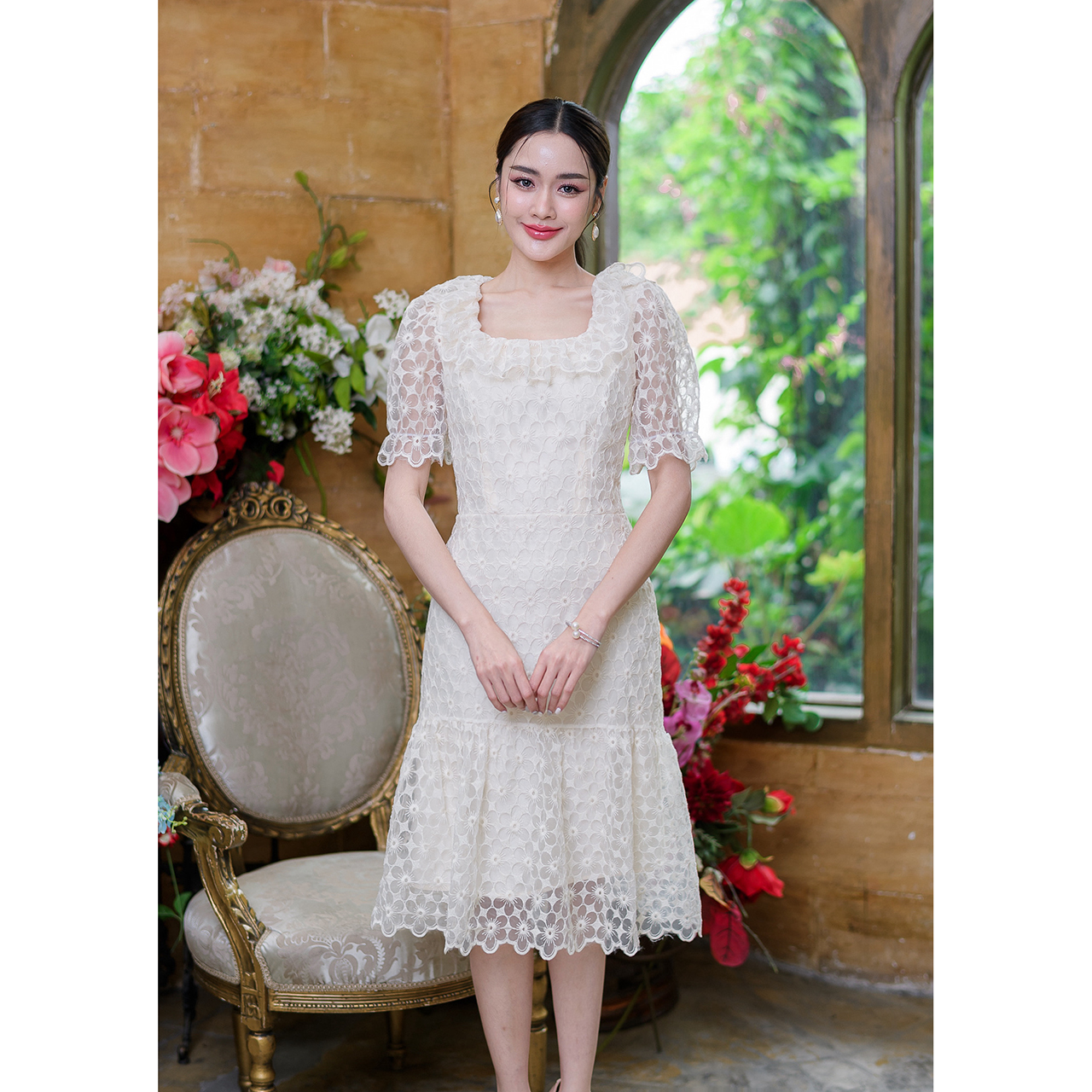 kudapy เดรสสั้นสีขาว/สีชมพู เป็นผ้าแก้วปักลูกไม้ลายดอกไม้สวยหวาน กระโปรงระบาย แขนตุ๊กตา รอบคอตกแต่งระบายสวยหวาน