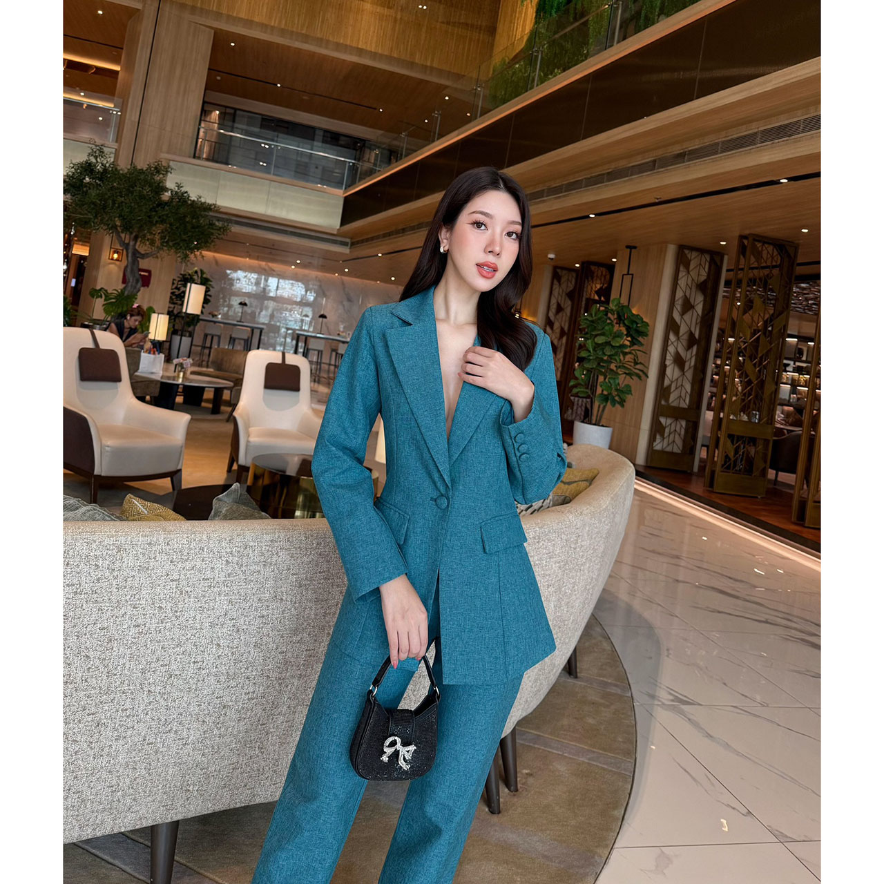 kudapy ชุดสูท สวยคลาสสิคแมทซ์ง่าย คล่องตัว เสื้อสูทมีซับในอย่างดี แต่งกระดุมปั้มผ้าเดียวกับสีชุด มาคู่กับกางเกงขายาวทรงกระบอกเล็กใส่สบาย