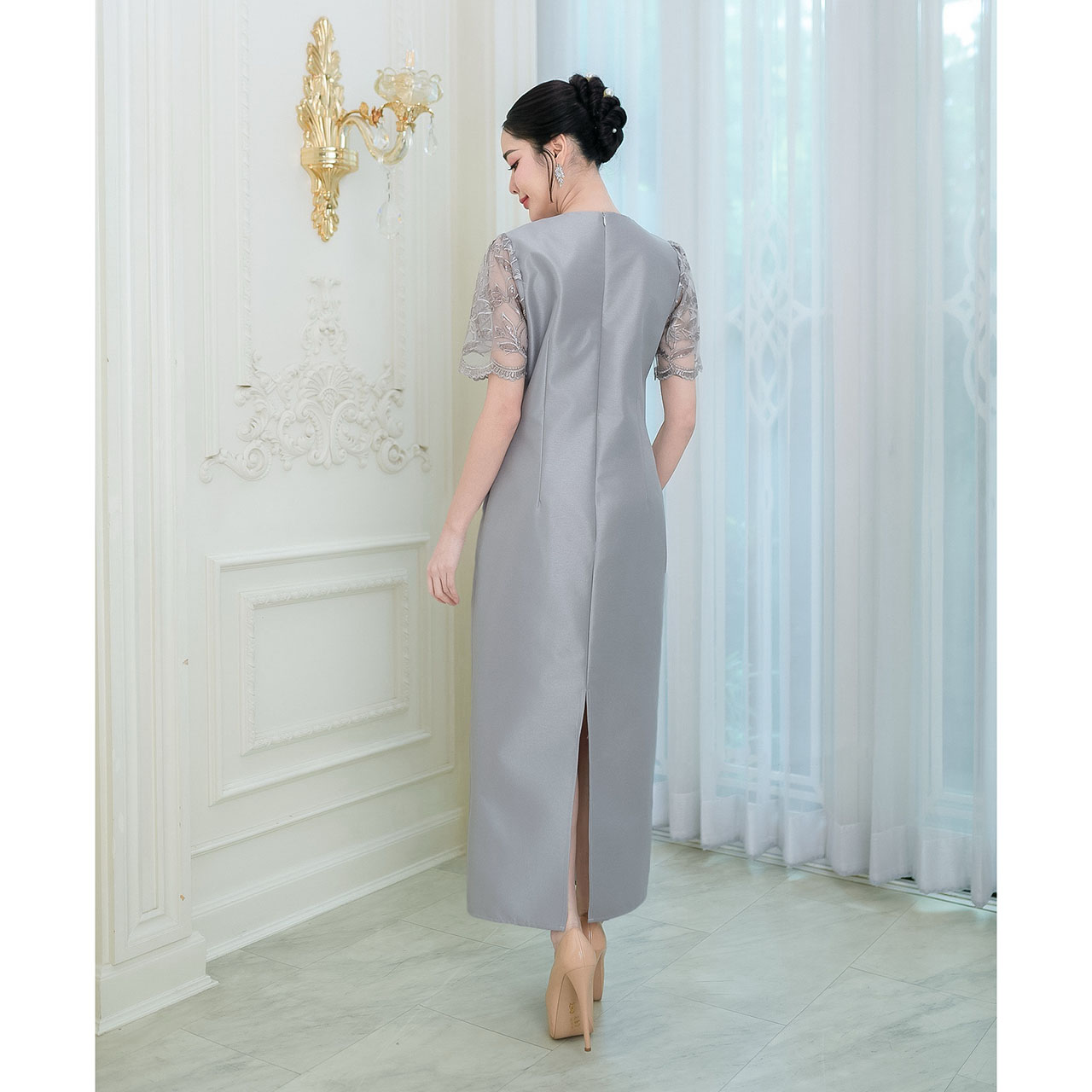 kudapy เดรสผ้าไหมอัดกาวทั้งชุด งานทรงตรงสวยเรียบหรู ด้านหลังกระโปรงผ่า งานแต่งลูกไม้แต่งเลื่อมช่วงแขนและตกแต่งดอกไม้ประดับช่วงเอว