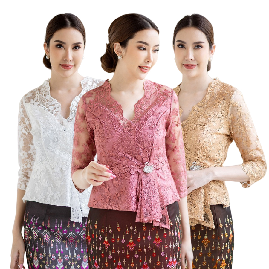 kudapy (เฉพาะเสื้อ) เสื้อลูกไม้สีทอง สีขาว สีชมพู คอวีแขนสามส่วน แต่งโบว์ที่เอว มีซับใน ซิบหลัง ผ้าลูกไม้ฝรั่งเศษอย่างดี (ไม่รวมเข็มกลัดในภาพนะคะ)