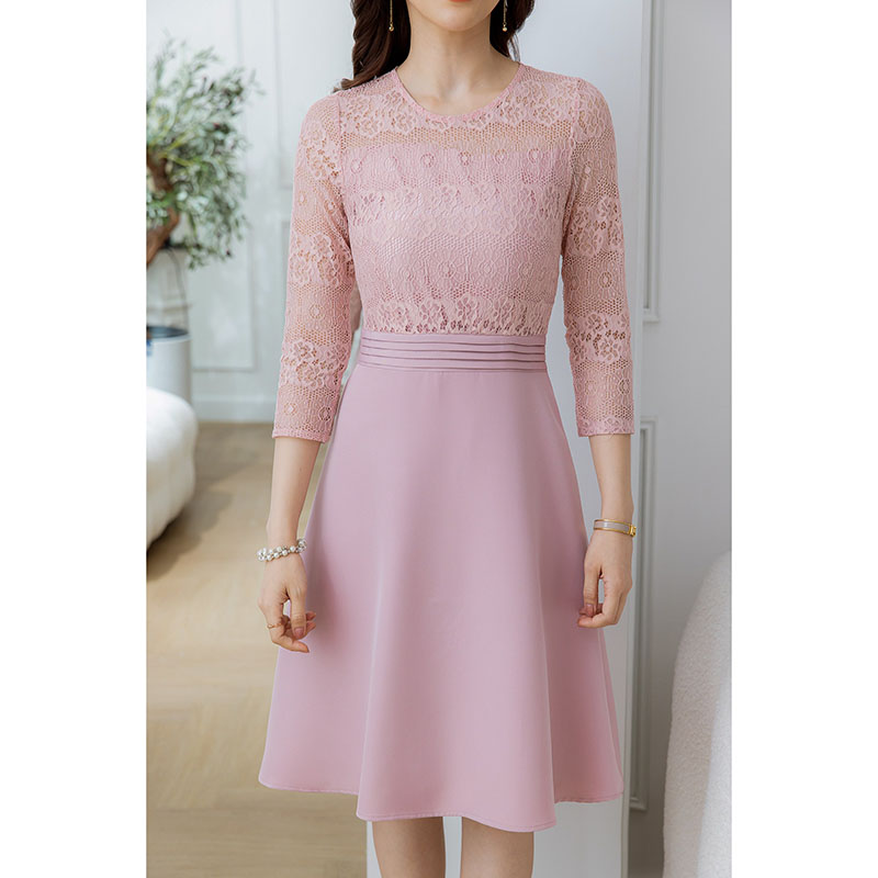 kudapy เดรสสั้นสีชมพู/สีดำ ลูกไม้กระโปรงพื้น สวยหรูดูดี ผ้าลูกไม้ลายสวย มีดีเทลตีเกล็ดชั้นรอบขอบเอวสวย ทำให้ใส่แล้วดูเอวเล็ก