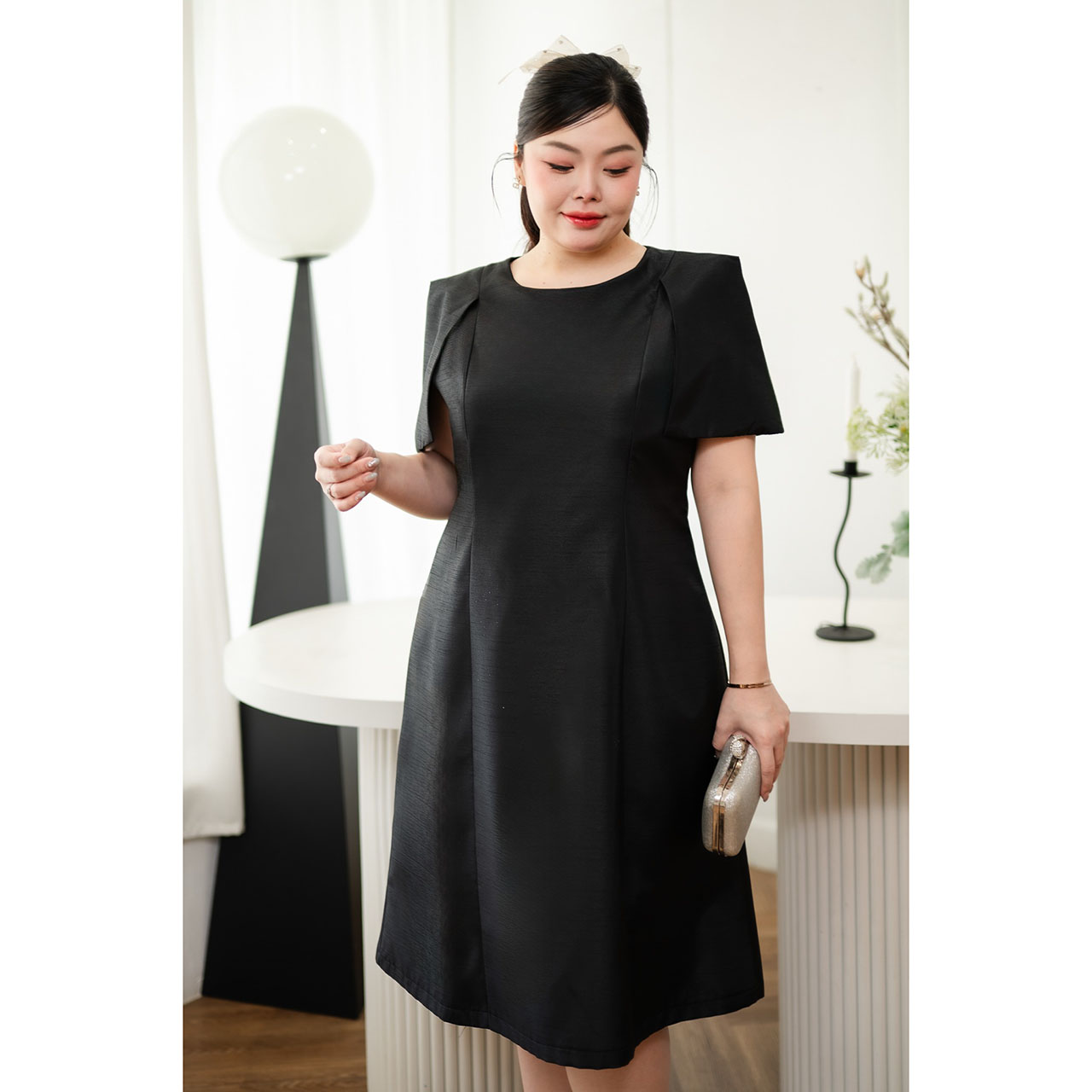 kudapy เดรสคลุมไหล่สีดำ/สีทอง เนื้อผ้าไหมเส้นขีด คอกลม งานตีเกร็ดเข้าทรงทั้งด้านหน้าและด้านหลัง