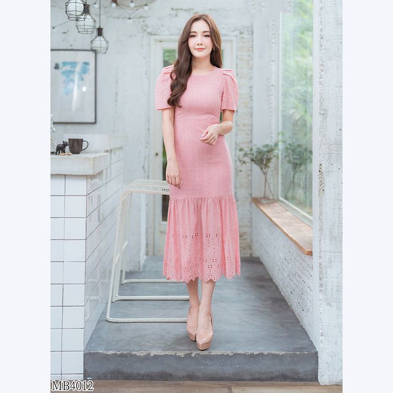 kudapy เดรสยาวคอกว้างสีชมพู แขนพองจั้มจับจีบ ผ้าฉลุเกาหลีสวยน่ารักดูดีมากๆ